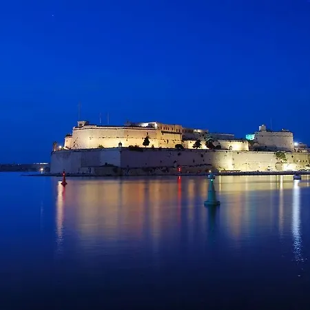 Отель Grand Harbour 2*