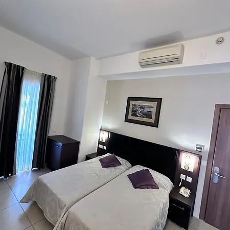 Grand Harbour Hotel