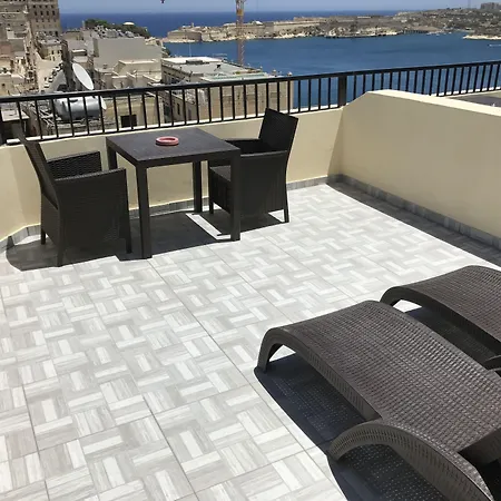Grand Harbour מלון