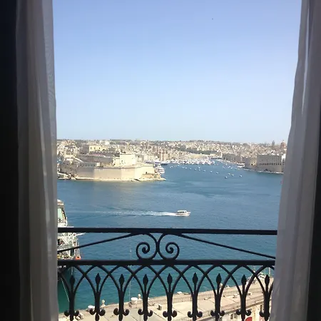 Grand Harbour מלון