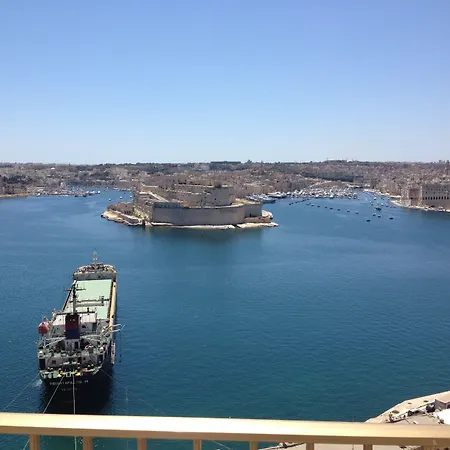 Grand Harbour מלון