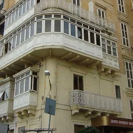 Grand Harbour Hotel 2*