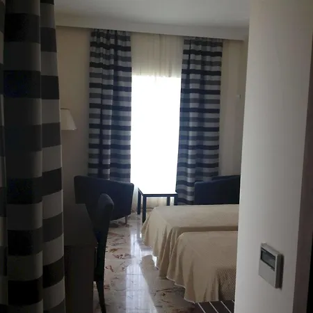 Grand Harbour Hotel