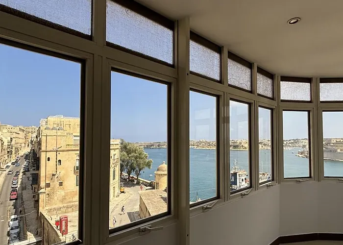 Hotel Grand Harbour 2*