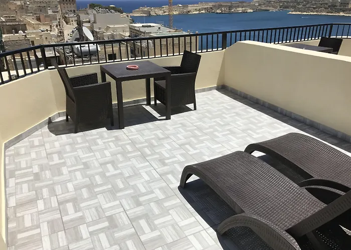 Grand Harbour فندق