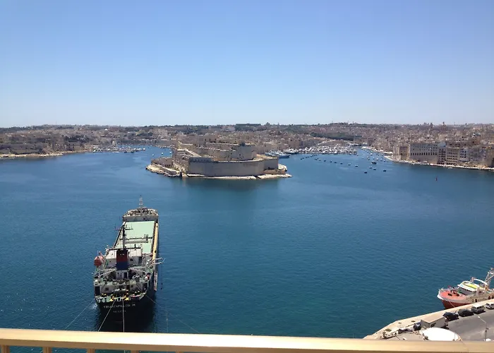 Grand Harbour فندق