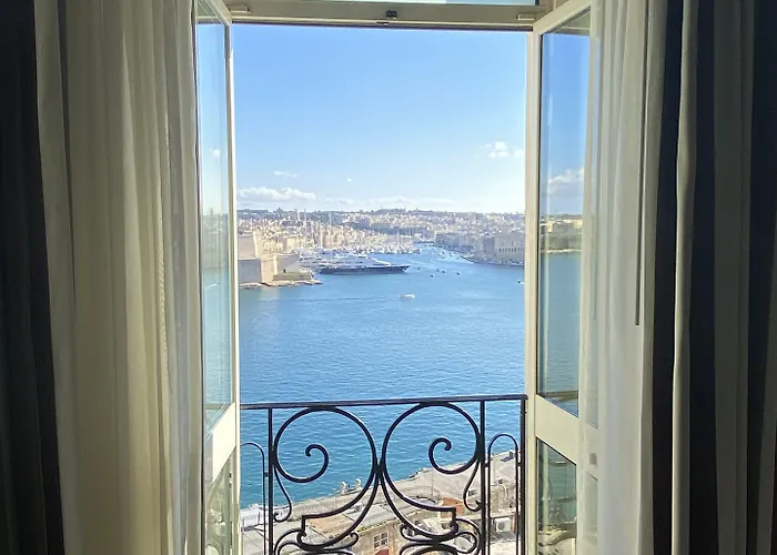 Hotel Grand Harbour 2*